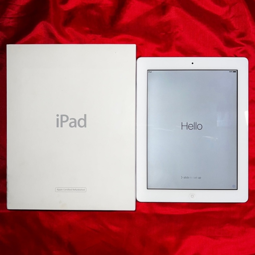Apple iPad 2 WiFi 16GB (White) | OEM Apple (Wired) EarPods 3.5mm (Bundle)
